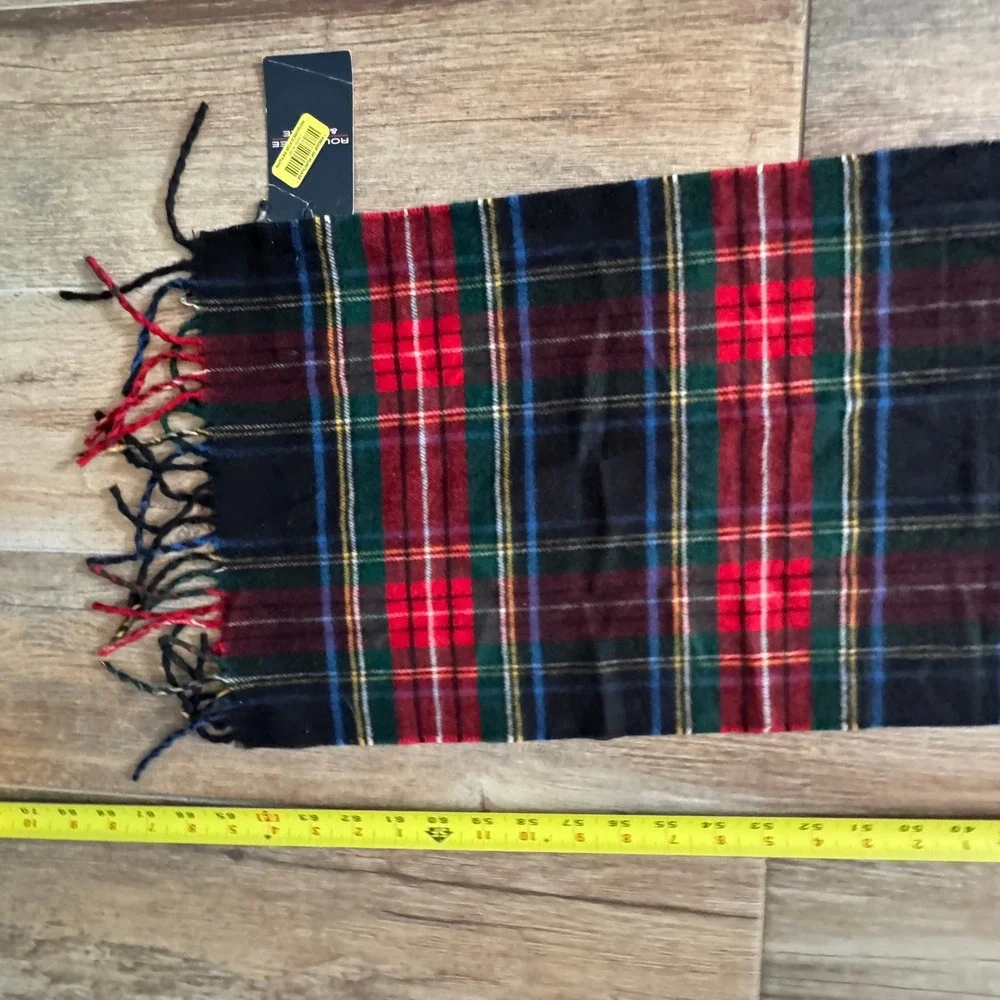 Roundtree & Yorke Plaid Scarf Black‎ Red Green Blue Fringe Acrylic